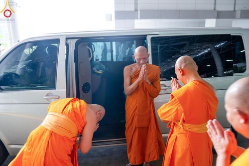 ภาพ No.60383:การต้อนรับพระสังฆาธิการ 10,000 กว่าวัดทั่วประเทศ พิธีมอบปัจจัยช่วยเหลือครู 4 จังหวัดชายแดนภาคใต้ พิธีปฏิบัติธรรม ในวันคุ้มครองโลก วันจันทร์ที่ 22 เมษายน พ.ศ.2567 ณ วัดพระธรรมกาย จ.ปทุมธานี