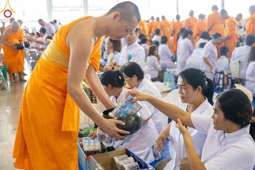 ภาพ No.149970:พิธีตักบาตร , พิธีปฎิบัติธรรม , พิธีถวายภัตตาหารเมนูสวรรค์ ในพรรษาแห่งการเข้าถึงธรรม วันธรรมชัย วันอังคารที่ 27 สิงหาคม พ.ศ.2567 ณ สภาธรรมกายสากล วัดพระธรรมกาย