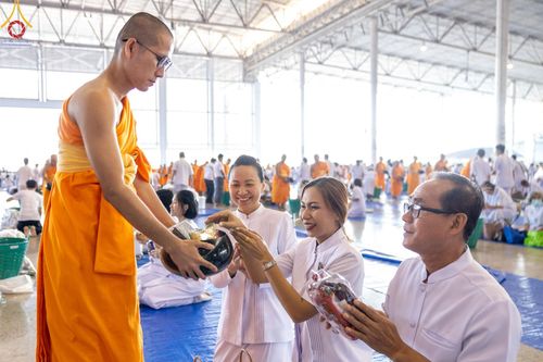 ภาพ No.158995:พิธีตักบาตร ในวันอาทิตย์ต้นเดือน วันที่ 6 ตุลาคม พ.ศ. 2567 ณ สภาธรรมกายสากล วัดพระธรรมกาย