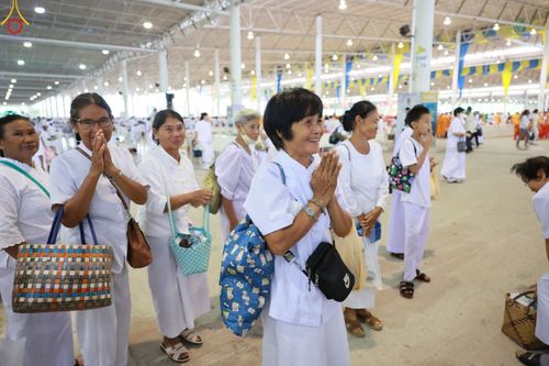 ภาพ No.85429:พิธีถวายมหาสังฆทานคณะสงฆ์ 2000 กว่าวัดทั่วประเทศปีที่ 23, พิธีถวายไทยธรรมคณะสงฆ์ 323 วัด 4 จังหวัดชายแดนภาคใต้, พิธีมอบปัจจัยช่วยเหลือครู 4 จังหวัดชายแดนภาคใต้ ณ สภาธรรมกายสากล วัดพระธรรมกาย ในวันสมาธิโลก อาทิตย์ที่ 6 สิงหาคม พ.ศ. 2566