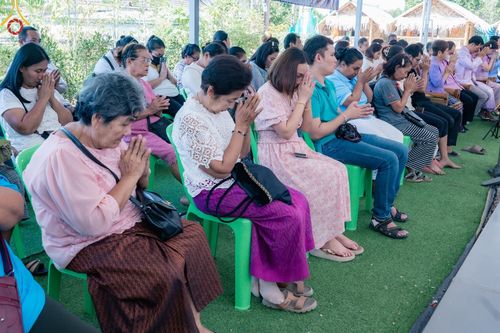 ภาพ No.133509:พิธีขอขมารับผ้าไตร, พิธีบรรพชาสามเณร, สามเณรออกบิณฑบาต ในโครงการบรรพชาสามเณร ฟื้นฟูพระพุทธศาสนาทั่วไทย  ณ ศูนย์ปฏิบัติธรรม และอบรมเยาวชนเมืองยะลา วันที่ 3 เมษายน พ.ศ. 2567