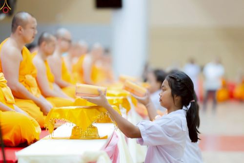 ภาพ No.245983:วันเสาร์ที่ 13 กันยายน พ.ศ. 2568 พิธีมอบผ้าไตรประธานกฐินสัมฤทธิ์เด็กดี V-Star ณ สภาธรรมกายสากล วัดพระธรรมกาย