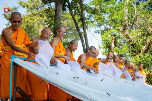 ภาพ No.285851:วันพุธที่ 10 ธันวาคม พ.ศ.2568  พิธีตอกเสาเข็มมงคลต้นสุดท้าย รองรับองค์พระเจดีย์เพื่อสร้างสันติภาพโลก ณ ศูนย์ปฏิบัติธรรมและศูนย์อบรมเยาวชน ชัยนาท