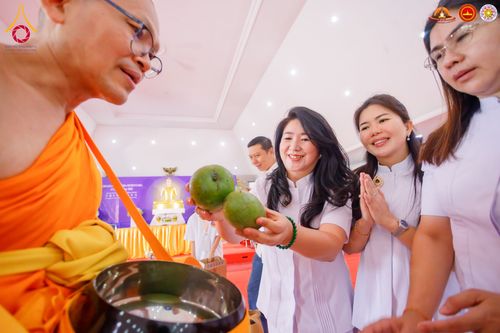 ภาพ No.283552:วันอาทิตย์ที่ 21 ธันวาคม  2568 พิธีบิณฑบาตฉลองสามเณรใหม่ ประเทศอินโดนีเซีย