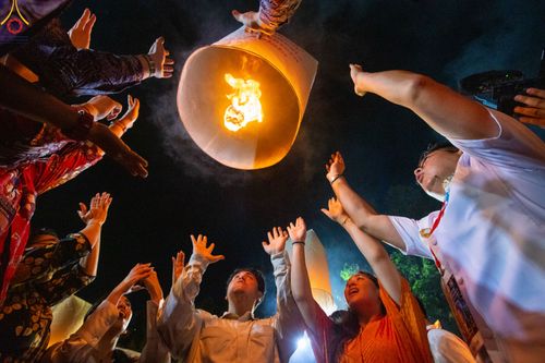ภาพ No.82089:พิธีจุดวิสาขประทีป 22,000 ดวงและโคมลอย 3,000 ดวง ( Festival  lampion Vesak Indonesia) ณ มหาเจดียบรมพุทโธ อินโดนีเซีย  วันอาทิตย์ที่ 4 มิ.ย. พ.ศ.2566