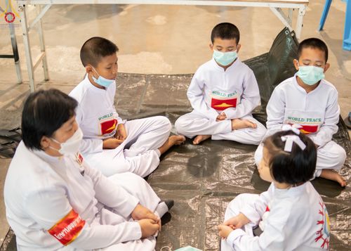 ภาพ No.83047:พิธีตักบาตร ณ บ้านแก้วเรือนทองคุณยายอาจารย์ฯ พิธีบูชาข้าวพระ ณ สภาธรรมกายสากล วัดพระธรรมกาย ในวันอาทิตย์ต้นเดือนที่ 2 ก.ค. พ.ศ.2566