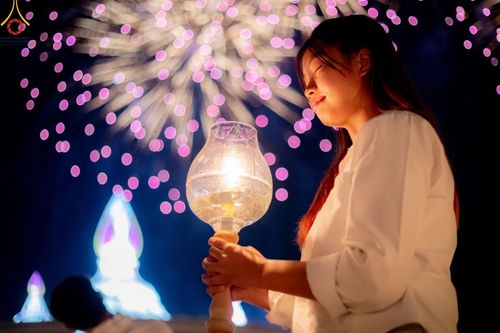 ภาพ No.192833:พิธีจุดประทีปถวายเป็นพุทธบูชา และบูชาธรรมมหาปูชนียาจารย์ ณ อนุสรณ์สถานคลองบางนางแท่น อ.สามพราน จ.นครปฐม ในโครงการธรรมยาตรา กตัญญูบูชา มหาปูชนียาจารย์ พระมงคลเทพมุนี(สด จนฺทสโร) พระผู้ปราบมาร อนุสรณ์สถาน 7 แห่ง ปีที่ 13 วันที่ 10 มกราคม พ.ศ. 2568