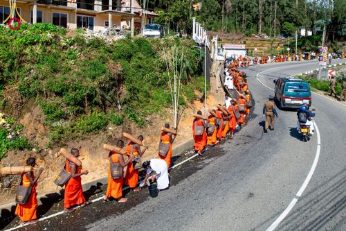 ภาพ No.226447:วันที่ 7-10 พฤษภาคม พ.ศ. 2568 โครงการเดินธรรมยาตรา สยาม-ลังกา ธรรมยาตรา ฉลองเทศกาลวิสาขบูชาแห่งชาติ ศรีลังกา บูชาธรรม 81 ปี หลวงพ่อธัมมชโย เมืองนูวราอิลิยา ประเทศศรีลังกา