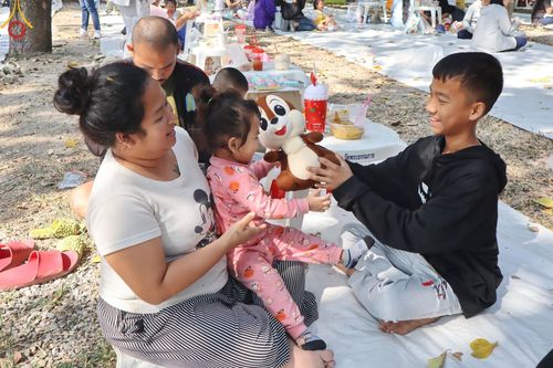 ภาพ No.194062:วัดพระธรรมกาย จัดงานวันเด็กแห่งชาติ ประจำปี พ.ศ.2568 ออกร้านอาหาร 200 ร้าน มอบของขวัญหลายหมื่นชิ้น วันที่ 12 มกราคม พ.ศ. 2568 วัดพระธรรมกาย อ.คลองหลวง จ.ปทุมธานี