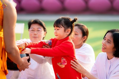 ภาพ No.201224:พิธีตักบาตรพระธรรมยาตรา ณ อนุสรณ์สถานลำดับที่ 5 สถานที่เผยแผ่วิชชาธรรมกายครั้งแรก อนุสรณ์สถานบางปลา วัดบางปลา อำเภอบางเลน จังหวัดนครปฐม ในโครงการธรรมยาตรา กตัญญูบูชา มหาปูชนียาจารย์ พระมงคลเทพมุนี(สด จนฺทสโร) พระผู้ปราบมาร อนุสรณ์สถาน 7 แห่ง ปีที่ 13