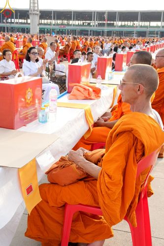 ภาพ No.221757:วันอังคารที่ 22 เมษายน พ.ศ. 2568 ภาพพิธีถวายมหาสังฆทานคณะสงฆ์ 40,000 กว่าวัดทั่วประเทศ เนื่องในวันคุ้มครองโลก ชุดที่ 2 (ปลื้มให้สมการรอคอย) ณ ลานธรรมพระมหาธรรมกายเจดีย์ วัดพระธรรมกาย