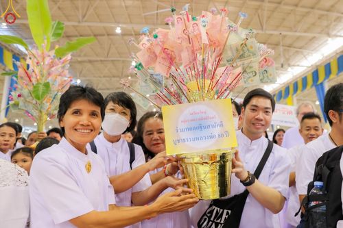 ภาพ No.167899:พิธีทอดกฐิน และ พิธีกรานกฐิน ในวันอาทิตย์ที่ 3 พฤศจิกายน พ.ศ. 2567 ณ วัดพระธรรมกาย จ.ปทุมธานี