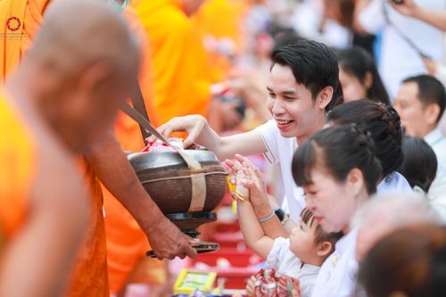 ภาพ No.126240:พิธีทำบุญเมืองนครราชสีมา ฉลอง 556 ปี ตักบาตรพระ 10,000 รูป ในวันเสาร์ที่ 2 มีนาคม พ.ศ.2567 ณ อนุสาวรีย์ท้าวสุรนารี จ.นครราชสีมา จัดโดย คณะสงฆ์จังหวัดนครราชสีมา ร่วมกับสำนักงานจังหวัดนครราชสีมา