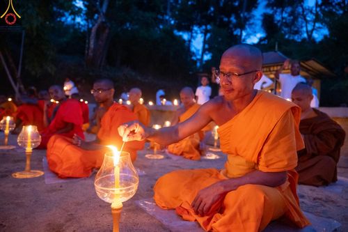 ภาพ No.141244:PhotoStory มหาศรัทธา ธรรมยาตราศรีลังกา EP.6 พิธีจุดวิสาขประทีป 6 วัด ถวายเป็น พุทธบูชา  โครงการสยาม-ลังกา ธรรมยาตรา  ฉลองเทศกาลวิสาขบูชาแห่งชาติ ศรีลังกา  บูชาธรรม 80 ปี หลวงพ่อธัมมชโย วันที่ 16 พฤษภาคม พ.ศ. 2567