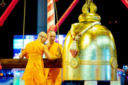 ภาพ No.224159:วันวิสาขบูชา วันอาทิตย์ที่ 11 พฤษภาคม พ.ศ. 2568 พิธีจุดวิสาขประทีป ,  พิธีเวียนประทักษิณรอบพระมหาธรรมกายเจดีย์ , พิธีฉลองชัยสวดมนต์บทธัมมจักกัปปวัตตนสูตร ครบ 7,357,000,000 จบ ณ มหารัตนวิหารคด วัดพระธรรมกาย