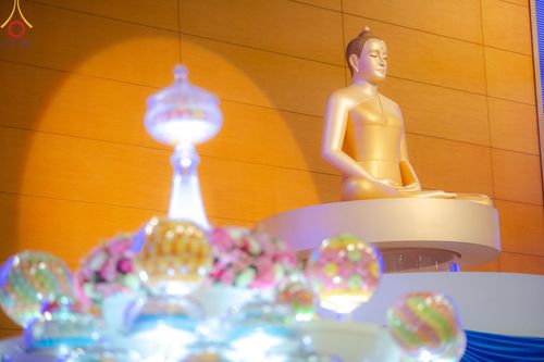 ภาพ No.139262:พิธีตักบาตร , พิธีบูชาข้าวพระ ณ ห้องแก้วสารพัด 1 สภาธรรมกายสากล วัดพระธรรมกาย วันอาทิตย์ต้นเดือนที่ 2 มิถุนายน พ.ศ. 2567