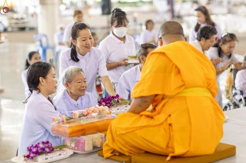 ภาพ No.240595:วันพุธที่ 27 สิงหาคม พ.ศ. 2568 พิธีตักบาตร ในวันธรรมชัย ณ วัดพระธรรมกาย จ.ปทุมธานี