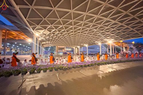 ภาพ No.120510:พิธีต้อนรับพระธรรมยาตรา ในโครงการธรรมยาตรา กตัญญูบูชา มหาปูชนียาจารย์ พระมงคลเทพมุนี(สด จนฺทสโร) พระผู้ปราบมาร อนุสรณ์สถาน 7 แห่ง ปีที่ 12 วันที่ 28 มกราคม พ.ศ. 2567 ณ วัดพระธรรมกาย จ.ปทุมธานี (ชุดที่ 2)