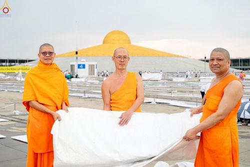 ภาพ No.225253:วันที่ 20 - 27 เมษายน พ.ศ. 2568 "ภาพแห่งความปลื้มที่ไม่มีวันจบ" คณะสงฆ์สามเณร เจ้าหน้าที่ และสาธุชน ร่วมแรงร่วมใจกันเตรียมงานและเก็บงาน เพื่อวันคุ้มครองโลก พิธีถวายมหาสังฆทานคณะสงฆ์ 40,000 กว่าวัดทั่วประเทศ