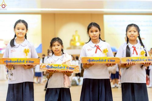 ภาพ No.246114:วันเสาร์ที่ 13 กันยายน พ.ศ. 2568 พิธีมอบผ้าไตรประธานกฐินสัมฤทธิ์เด็กดี V-Star ณ สภาธรรมกายสากล วัดพระธรรมกาย