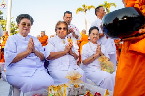 ภาพ No.282767:วันเสาร์ที่ 20 ธันวาคม พ.ศ.2568 พิธีตักบาตรพระ 10,000 รูป (ชุด 2) เนื่องในโอกาส 194 ปี จังหวัดกาญจนบุรี และอุทิศส่วนกุศลให้แด่บรรพชนทั้งหลาย บริเวณถนนสองแคว (Skywalk) เมืองกาญจนบุรี