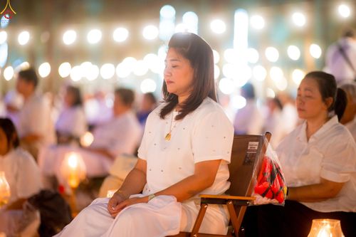 ภาพ No.290197:วันที่ 6 มกราคม พ.ศ. 2569 พิธีจุดประทีปถวายเป็นพุทธบูชา และบูชาธรรมมหาปูชนียาจารย์ (ภาพชุดที่ 2) ณ อนุสรณ์สถานมหาวิหารพระมงคลเทพมุนี (โลตัสแลนด์) อ.สองพี่น้อง จ.สุพรรณบุรี ในโครงการธรรมยาตรา กตัญญูบูชา มหาปูชนียาจารย์ พระมงคลเทพมุนี(สด จนฺทสโร) พระผู้ปรา