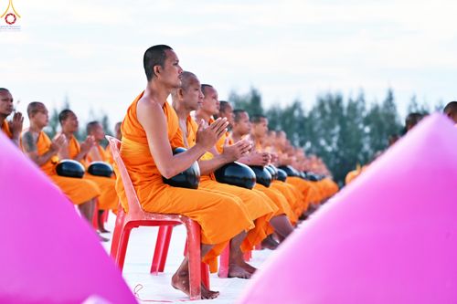 ภาพ No.302437:วันที่ 24 มกราคม พ.ศ. 2569 พิธีตักบาตรพระธรรมยาตรา ณ อนุสรณ์สถานลำดับที่ 5 สถานที่เผยแผ่วิชชาธรรมกายครั้งแรก อนุสรณ์สถานบางปลา วัดบางปลา อำเภอบางเลน จังหวัดนครปฐม ในโครงการธรรมยาตรา กตัญญูบูชา มหาปูชนียาจารย์ พระมงคลเทพมุนี(สด จนฺทสโร) พระผู้ปราบมาร อนุส