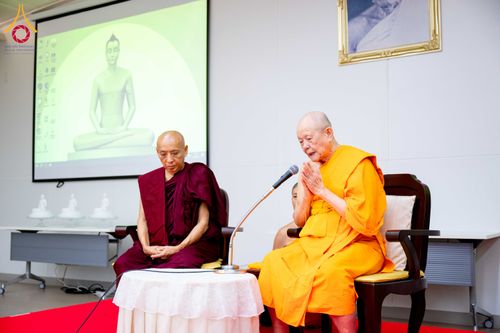 ภาพ No.313077:วันที่ 4 มีนาคม พ.ศ. 2559 หลวงพ่อทัตตชีโว รองเจ้าอาวาสวัดพระธรรมกาย ได้เมตตาถวายการต้อนรับปฏิสันถารพระอาคันตุกะจาก 19 ประเทศ ที่เดินทางมาร่วมงานวันมาฆบูชา ณ วัดพระธรรมกาย