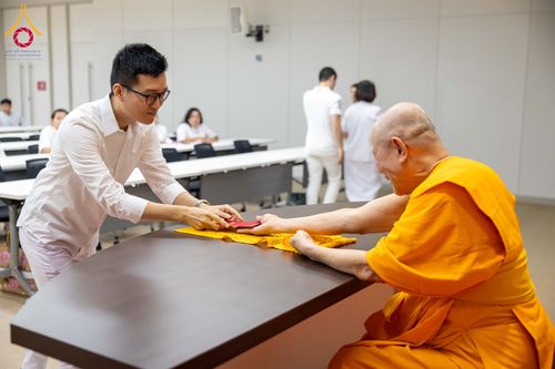 ภาพ No.324887:วันพฤหัสบดีที่ 23 เมษายน พ.ศ.2569  หลวงพ่อทัตตชีโว รองเจ้าอาวาสวัดพระธรรมกาย ถวายการต้อนรับและปฏิสันถารคณะชาวอินโดนีเซีย