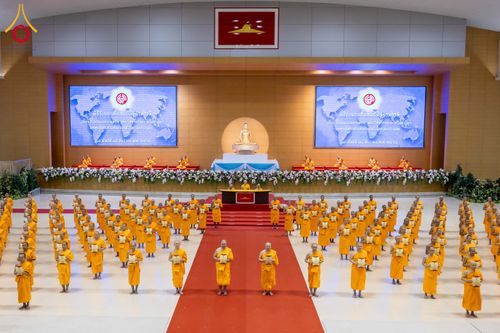 ภาพ No.284874:วันอาทิตย์ที่ 14 ธันวาคม พ.ศ.2568  พิธีปฏิบัติธรรม พิธีถวายภัตตาหารเป็นสังฆทาน พิธีมอบต้นสมบัติจักรพรรดิ ถวายแด่เจ้าอาวาสและประธานสงฆ์ 236 ศูนย์ส่งเสริมศีลธรรมทั่วโลก ณ สภาธรรมกายสากล วัดพระธรรมกาย