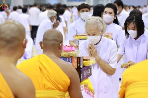 ภาพ No.84511:พิธีถวายผ้าอาบน้ำฝนและประทีปโคมไฟ ในวันอาสาฬหบูชา ณ ห้องแก้วสารพัดนึก 1 วัดพระธรรมกาย วันอังคารที่ 1 สิงหาคม พ.ศ. 2566