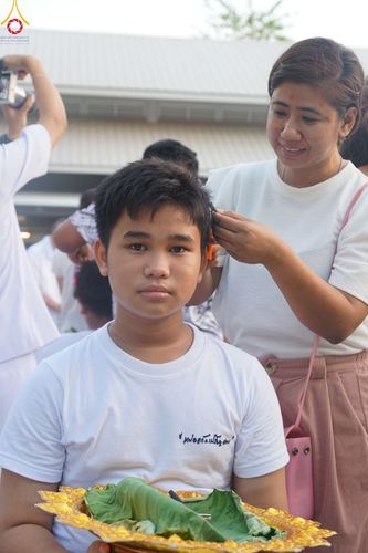 ภาพ No.78463:พิธีตัดปอยผม โครงการหน่อแก้วเปรียญธรรมรุ่นที่ 11  วันที่ 26 มีนาคม พ.ศ.2566  ณ หมู่กุฏิสามเณร อาคารค่ายจองแชมป์ วัดพระธรรมกาย