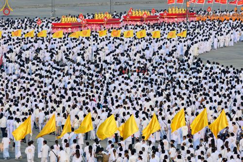 ภาพ No.79149:พิธีอัญเชิญองค์พระบรมพุทธเจ้า 24 องค์ เวียนประทักษิณรอบพระมหาธรรมกายเจดีย์ ณ วัดพระธรรมกาย  วันที่ 2 เมษายน พ.ศ. 2566