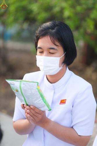 ภาพ No.72057:พิธีตักบาตรพระธรรมยาตราฯ ในโครงการธรรมยาตรากตัญญูบูชา มหาปูชนียาจารย์ พระมงคลเทพมุนี(สด จนฺทสโร) พระผู้ปราบมาร ปีที่ 11 ณ อนุสรณ์สถานลำดับที่ 3 สถานที่เกิดใหม่ในเพศสมณะ วัดสองพี่น้อง อ.สองพี่น้อง จ.สุพรรณบุรี วันที่ 18 มกราคม พ.ศ. 2566