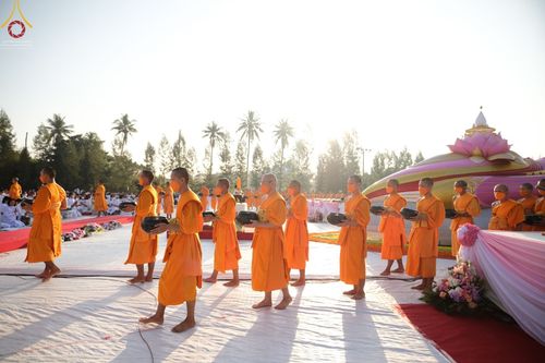 ภาพ No.70584:พิธีตักบาตรพระธรรมยาตราฯ ในโครงการธรรมยาตรากตัญญูบูชา มหาปูชนียาจารย์ พระมงคลเทพมุนี(สด จนฺทสโร) พระผู้ปราบมาร ปีที่ 11 ณ อนุสรณ์สถานลำดับที่ 2 สถานที่ตั้งมโนปณิธานบวชตลอดชีวิต อนุสรณ์สถานคลองบางนางแท่น อ.สามพราน จ.นครปฐม วันที่ 14 มกราคม พ.ศ. 2566