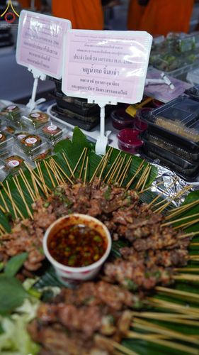 ภาพ No.74057:พิธีถวายภัตตาหารเป็นสังฆทาน แด่คณะพระธรรมยาตราฯ ในโครงการธรรมยาตรากตัญญูบูชา มหาปูชนียาจารย์ พระมงคลเทพมุนี(สด จนฺทสโร) พระผู้ปราบมาร อนุสรณ์สถาน 7 แห่ง ปีที่ 11 วันที่ 24 มกราคม พ.ศ. 2566