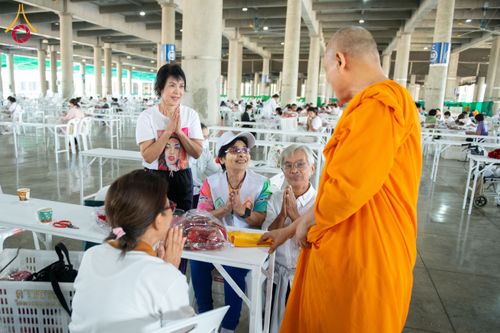 ภาพ No.279490:วันที่ 19-26 ธันวาคม พ.ศ. 2568 และ วันที่ 1 มกราคม พ.ศ.2569 รับบุญปลิดกลีบดอกไม้ เพื่อโปรยต้อนรับพระธรรมยาตรา