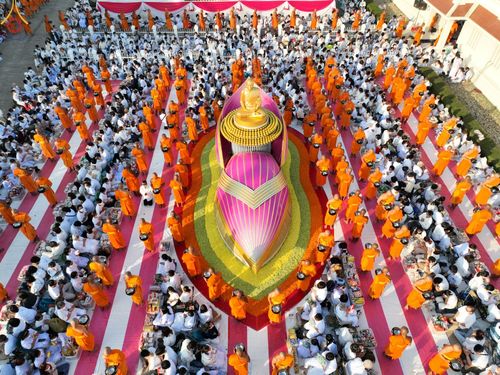 พิธีตักบาตรพระธรรมยาตราฯ ในโครงการธรรมยาตรากตัญญูบูชา มหาปูชนียาจารย์ พระมงคลเทพมุนี(สด จนฺทสโร) พระผู้ปราบมาร ปีที่ 11 ณ อนุสรณ์สถานลำดับที่ 4 สถานที่เกิดด้วยกายธรรม วัดโบสถ์ (บน) บางคูเวียง อ.บางกรวย จ.นนทบุรี วันที่ 22 มกราคม พ.ศ. 2566