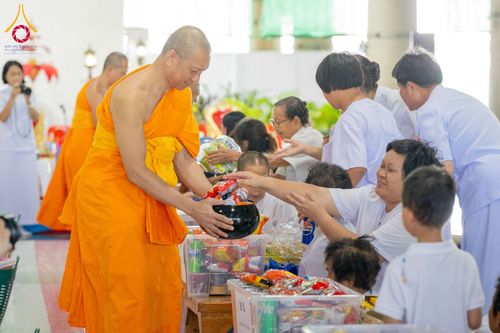 ภาพ No.336593:วันอาทิตย์ที่ 21 มิถุนายน 2569  พิธีตักบาตรพระใหม่ โครงการอุปสมบทหมู่ รุ่นผู้บริหาร  ณ วิหารคด วัดพระธรรมกาย