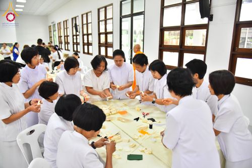ภาพ No.327509:วันศุกร์ที่ 1 พฤษภาคม พ.ศ. 2569 รวมใจพสกนิกรชาวอำเภอคลองหลวง ประดิษฐ์ดอกไม้จันทน์ เพื่อใช้ในพิธีถวายดอกไม้จันทน์ในงานพระราชพิธีถวายพระเพลิงพระบรมศพ สมเด็จพระนางเจ้าสิริกิติ์ พระบรมราชินีนาถ พระบรมราชชนนีพันปีหลวง ณ วัดพระธรรมกาย