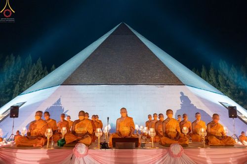 ภาพ No.69390:พิธีจุดประทีปถวายเป็นพุทธบูชา และบูชาธรรมมหาปูชนียาจารย์ ในโครงการธรรมยาตรากตัญญูบูชา มหาปูชนียาจารย์ พระมงคลเทพมุนี(สด จนฺทสโร) พระผู้ปราบมาร ปีที่ 11 ณ อนุสรณ์สถานมหาวิหารพระมงคลเทพมุนี อ.สองพี่น้อง จ.สุพรรณบุรี