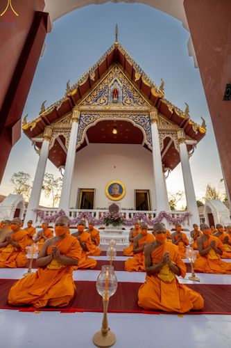 ภาพ No.73446:พิธีจุดประทีปถวายเป็นพุทธบูชา และบูชาธรรมมหาปูชนียาจารย์ ในโครงการธรรมยาตรากตัญญูบูชา มหาปูชนียาจารย์ พระมงคลเทพมุนี(สด จนฺทสโร) พระผู้ปราบมาร ปีที่ 11 ณ อนุสรณ์สถานลำดับที่ 4 สถานที่เกิดด้วยกายธรรม วัดโบสถ์ (บน) บางคูเวียง อ.บางกรวย จ.นนทบุรี วันที่ 21 