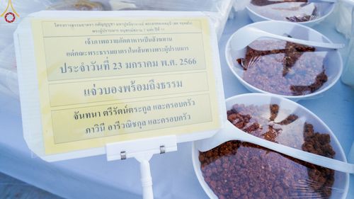 ภาพ No.73922:พิธีถวายภัตตาหารเป็นสังฆทาน แด่คณะพระธรรมยาตราฯ ในโครงการธรรมยาตรากตัญญูบูชา มหาปูชนียาจารย์ พระมงคลเทพมุนี(สด จนฺทสโร) พระผู้ปราบมาร อนุสรณ์สถาน 7 แห่ง ปีที่ 11 วันที่ 23 มกราคม พ.ศ. 2566