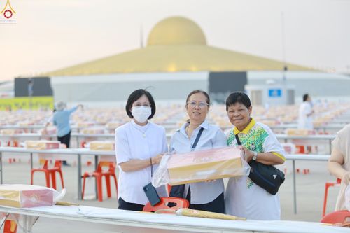 ภาพ No.322622:วันที่ 17 เมษายน พ.ศ.2569 การเรียงกล่องไทยธรรม เรียงน้ำดื่ม เรียงร่ม ณ ลานธรรมพระมหาธรรมกายเจดีย์ เพื่องานถวายมหาสังฆทาน 40,000 กว่าวัดทั่วประเทศ วันคุ้มครองโลก 22 เมษายน พ.ศ.2569 วัดพระธรรมกาย