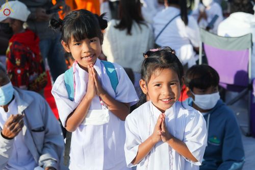 ภาพ No.74789:พิธีตักบาตรพระธรรมยาตราฯ ในโครงการธรรมยาตรากตัญญูบูชา มหาปูชนียาจารย์ พระมงคลเทพมุนี(สด จนฺทสโร) พระผู้ปราบมาร ปีที่ 11 ณ อนุสรณ์สถานลำดับที่ 5 สถานที่เผยแผ่วิชชาธรรมกายครั้งแรก อนุสรณ์สถานบางปลา วัดบางปลา อ.บางเลน จ.นครปฐม วันที่ 29 มกราคม พ.ศ. 2566