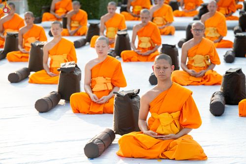 ภาพ No.281587:วันที่ 24 ธันวาคม พ.ศ.2568 พระธรรมยาตรา ปฏิบัติธรรม และถ่ายภาพหมู่ประวัติศาสตร์ ณ ลานหน้ามหาวิหารพระมงคลเทพมุนีฯ วัดพระธรรมกาย