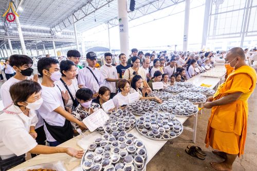 ภาพ No.121239:พิธีถวายภัตตาหารเป็นสังฆทาน แด่คณะพระธรรมยาตราฯ ในโครงการธรรมยาตรากตัญญูบูชา มหาปูชนียาจารย์ พระมงคลเทพมุนี(สด จนฺทสโร) พระผู้ปราบมาร อนุสรณ์สถาน 7 แห่ง ปีที่ 12 วันที่ 30 มกราคม พ.ศ. 2567 ณ สภาธรรมกายสากล วัดพระธรรมกาย