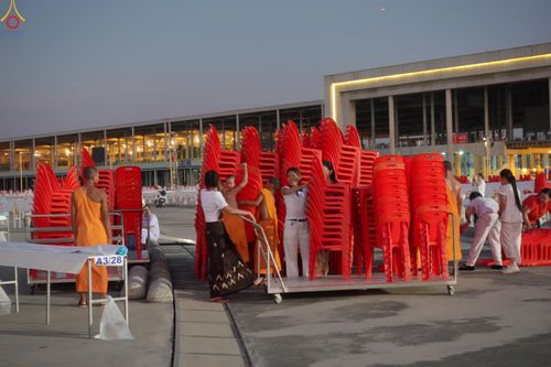 ภาพ No.322045:วันที่ 12 -13 เมษายน พ.ศ.2569 การเตรียมกล่องไทยธรรม + การขนย้ายเก้าอี้ เพื่องานถวายมหาสังฆทาน 40,000 กว่าวัดทั่วประเทศ วันคุ้มครองโลก 22 เมษายน พ.ศ.2569 วัดพระธรรมกาย