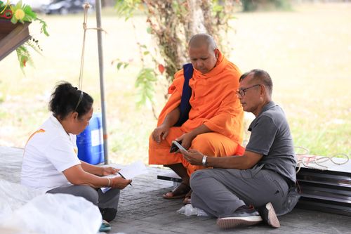 ภาพ No.280842:วันที่ 27 ธันวาคม พ.ศ.2568 คณะสงฆ์และเจ้าหน้าที่ทุกสังกัด ช่วยกันเตรียมงานตักบาตรพระ 1,000 รูป จ.สตูล