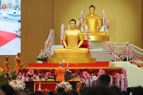 ภาพ No.84668:พิธีบรรจุพระบรมสารีริกธาตุภายในเกตุดอกบัวตูม องค์พระประธาน ณ ห้องแก้วสารพัดนึก 2 วัดพระธรรมกาย ในวันอาสาฬหบูชา อังคารที่ 1 สิงหาคม พ.ศ.2566